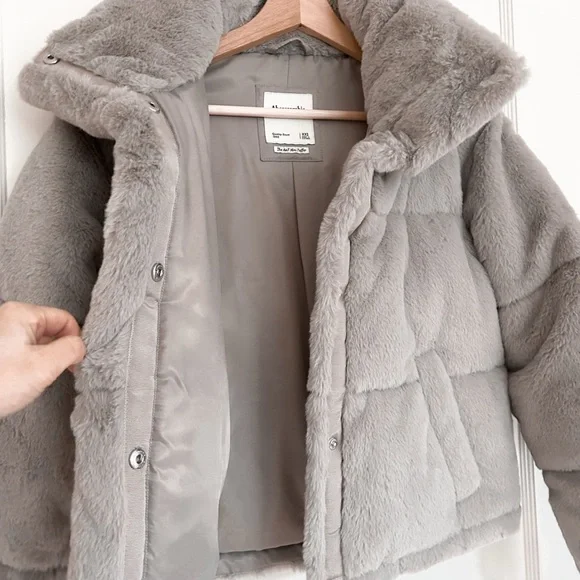 Abercrombie & Fitch Soft Gray Faux Fur Mini Puffer Jacket - Picture 4 of 7